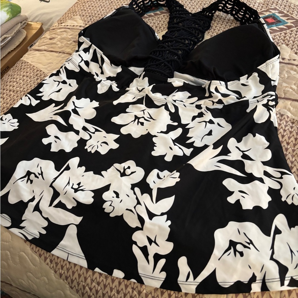 Pretty Black. & White Swimsuit/Plus